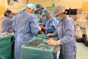 Specjaliści ze szpitala dziecięcego w Olsztynie uratowali pacjentowi nogę przed amputacją