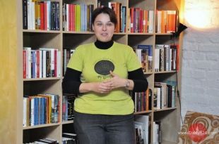 Profesorowie o profesorach przy książce i kawie