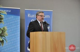 Wojewoda odznaczył pedagogów