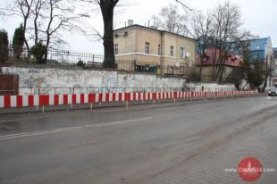 Popękane mury ciągle groźne