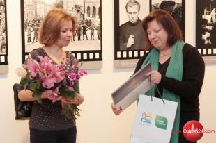 Fotografie „Okrągłego Stołu 1989” Erazma Ciołka udostępniła BWA Galeria Sztuki