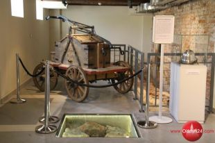 Sikawkę z 1834 roku i hełm strażacki z lat 30. minionego wieku prezentuje Muzeum Nowoczesności