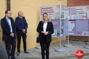 Wystawę plenerową o przedwojennych księgozbiorach prezentuje Muzeum Warmii i Mazur