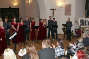 Bez zawieszenia śpiewają od 10 lat!