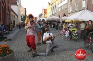 Podróżują po świecie i bawią 