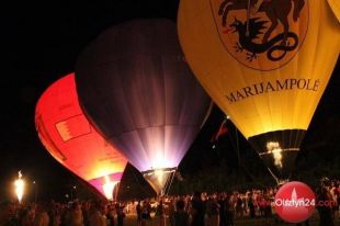 Nocny pokaz balonów pod Uranią