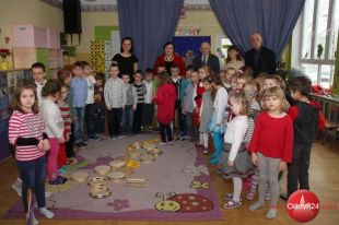 Przedszkolaki przygotowały występ dla kombatantów