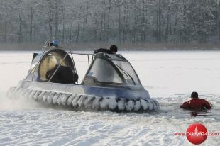 Ratowniczy pokaz nad jeziorem Limajno