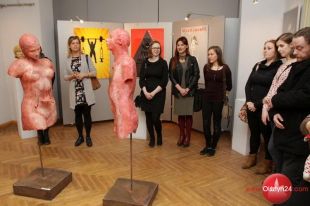 Wystawę „Człowiek w kontekście” prezentuje Amfilada