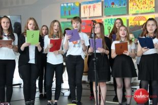 Gimnazjum nr 5 na wernisażu kończącym projekt „Eksperymentowanie w sztuce”