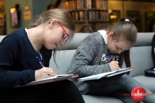 Dzieci pisały dyktando w Planecie 11