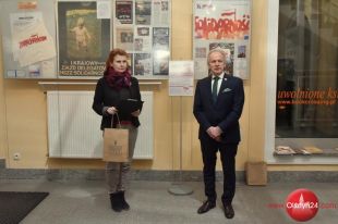 Kazimierz Jędrzej Wosiek zaprezentował wystawę „Solidarność. Polskie drogi do wolności” w WBP