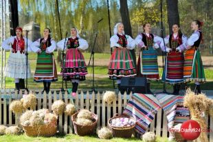 Jarmark, wrzawa i zabawa, czyli majówka w skansenie