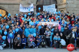 Niebieski happening pod ratuszem w Olsztynie