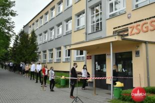 Maturzyści podnieśli dzisiaj pióra. Przed nimi mniej egzaminów, jednak większy stres