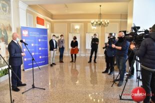 Wystawa na temat fresku z Kopernikiem i słowa o jego autorach w Urzędzie Wojewódzkim