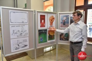 Pokonkursowa wystawa III edycji Konkursu na rysunek prasowy im. Aleksandra Wołosa prezentowana jest w WBP