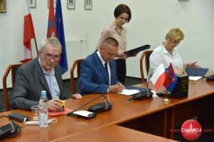 Powiat przeprowadzi program rewitalizacji warmińskich kapliczek. Podpisano pierwsze umowy