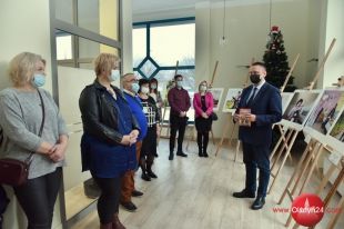 Rodziny, które zarażają dobrem - w starostwie otwarto ważną pod względem społecznym wystawę