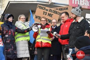 Protest urzędników ratusza i pracowników jednostek miejskich odbył się w Olsztynie 