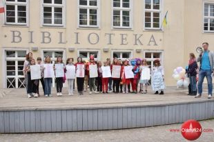 Bibliotekarze MBP i WBP happeningiem zaprosili na Tydzień Bibliotek