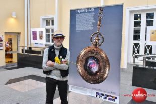 Wystawę plakatów Adama Kurłowicza „Cogito ergo sum cz. II” prezentuje Galeria Stary Ratusz WBP