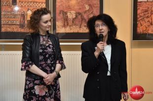 Kobiety w batiku Krystyny Sól na Dzień Kobiet w Galerii Stary Ratusz