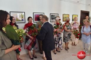 „Warmia pędzlem malowana” przez malarki z Jonkowa. Nowa wystawa otwarta w Galerii Marszałkowskiej