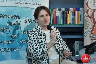 Tłum młodzieży na spotkaniu z Marcinem Kruszewskim w bibliotece po drodze