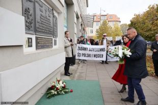Przed starostwem uczczono pamięć o polsko-węgierskiej solidarności w 1956 roku