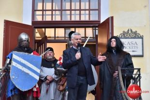 Pogoda olsztynianom niestraszna! Tłumy na Nocy  Muzeów w olsztyńskim zamku