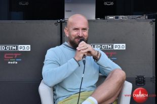 Tłum na spotkaniu z Dawidem Andresem w Planecie 11