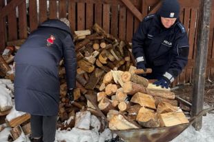 Policjanci pomagają seniorom i potrzebującym przetrwać zimę