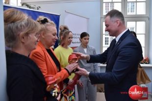 Strażacy ochotnicy plastycznie zaprezentowani w Galerii Marszałkowskiej