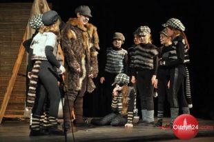 Uczniowie z SP 13 zaprezentowali przedstawienie „Ryży Placek i trzynastu zbójców”