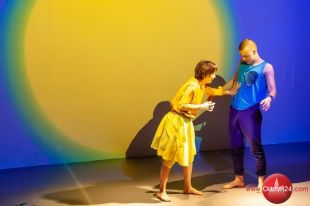 Spektakl „Żółtoniebieski” Olsztyńskiego Teatru Lalek z nagrodami Ogólnopolskiego Festiwalu Teatrów Lalek 