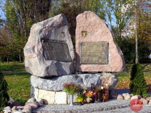 Ograbili pomnik papieski