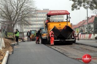 Rozpoczęło się układanie asfaltu na drugiej nitce al. Piłsudskiego
