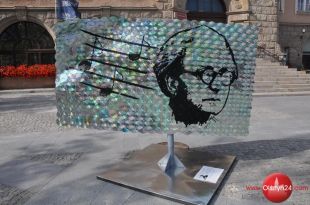 Nowowiejski przed ratuszem