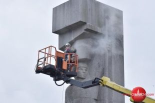 Sierpa i młota już na nich nie ma. Co dalej z „szubienicami”?