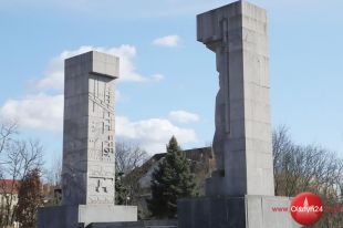Wojewoda nakazał usunięcie „szubienic”