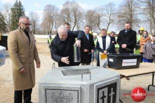 Budowa Muzeum Bitwy pod Grunwaldem rozpoczęta. 
 W fundament wmurowano kamień węgielny