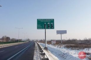 Tablica informuje o czasie oczekiwania na odprawę