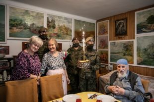 Terytorialsi z Braniewa z urodzinowym tortem u bohatera