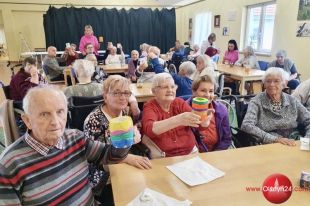 Warsztaty plastyczne u seniorów w Domu Nad Doliną w Różnowie