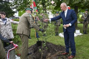 W Janowcu Kościelnym posadzono Dąb Pamięci nadkomisarza Stefana Mroza