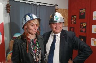 Czerwone serduszka w kolorowych hełmach