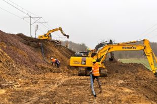Pociągi wyjadą później na trasę Giżycko-Korsze. Konieczne są dodatkowe prace przy nasypie
