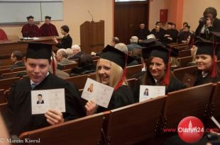Kolejni absolwenci UWM z dyplomami