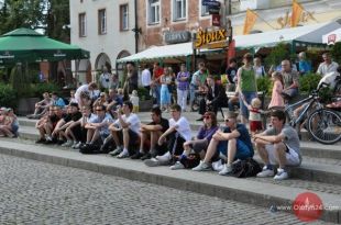 Brukowa zabawa w kotka i myszkę